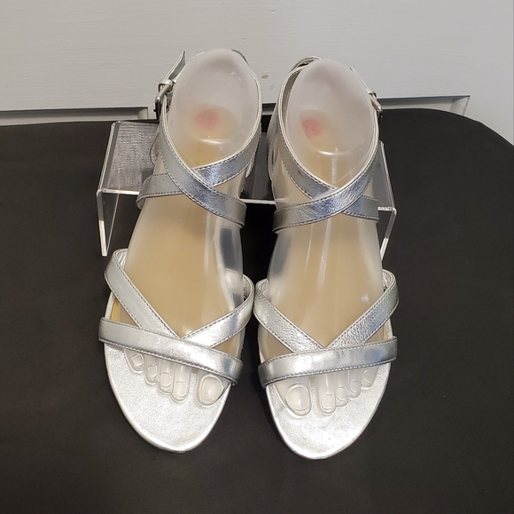 NWOB Talbots "Keri" Silver Metallic Multi Straps Flat Sandals Size 6.5, Formal - Picture 1 of 13